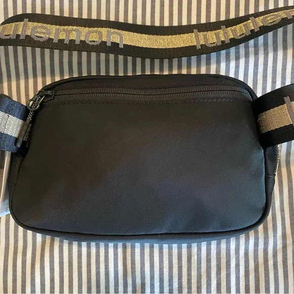 Lululemon Wordmark Everywhere Beltbag 1L - Picture 2 of 9